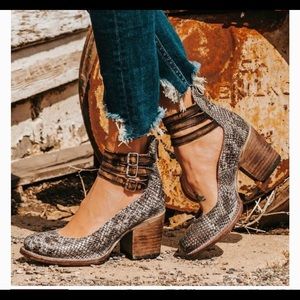 Freebird Randi Blue Multi Snake Heel size 6 new with minor details